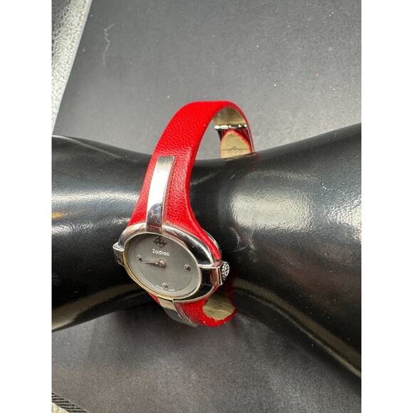 Zodiac ZO6001 Swiss Made Red ULTRA RARE Quartz Analog Women's Oval Watch - Picture 5 of 16